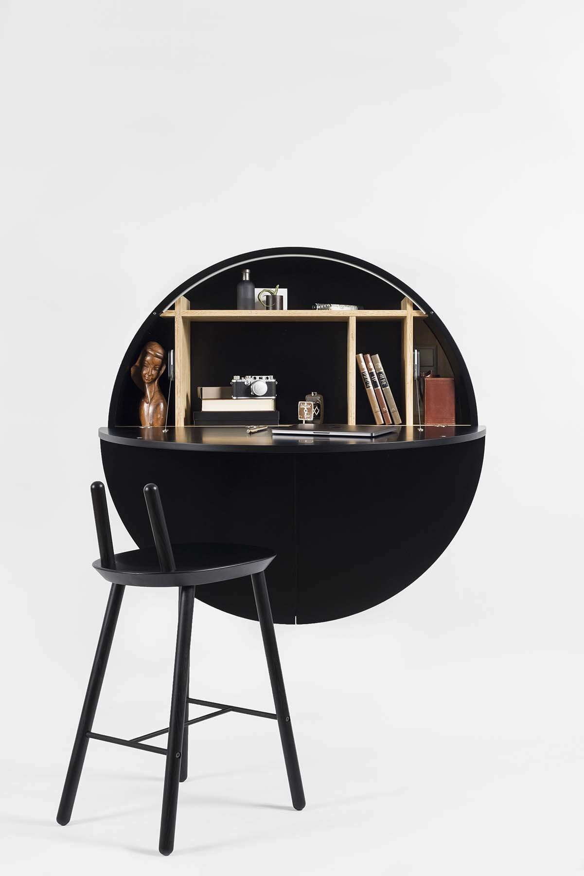 Bureau mural Pill noir en bois par Inesa Malafej au design scandinave